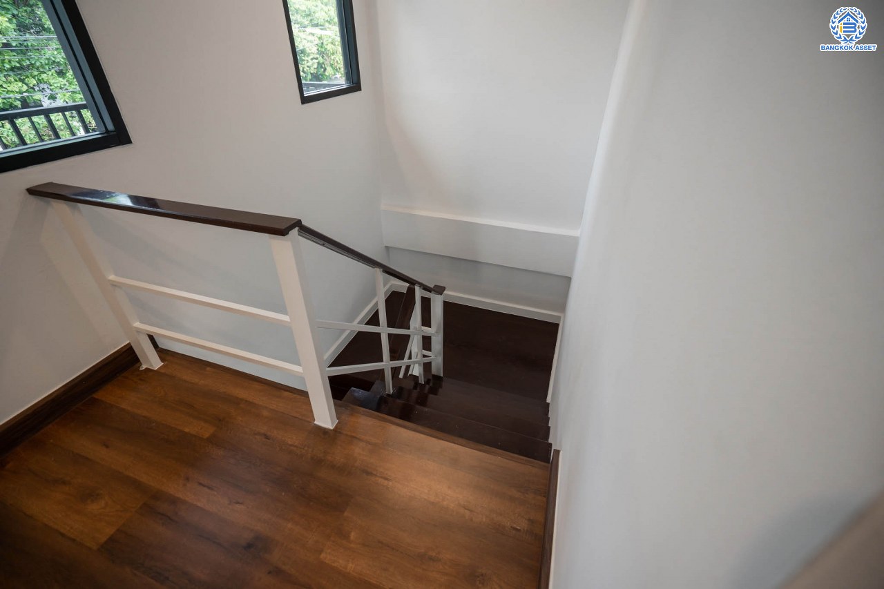 บ้านมือสองตกแต่งใหม่ โครงการ ภัทรไพรเวท3 ชัยพฤกษ์-รัตนาธิเบศร์ หลังมุม ตอบโจทย์ทุกการใช้ชีวิต เนื้อที่ 60 ตร.ว. ฟังก์ชัน 3 ห้องนอน 2 ห้องน้ำ จอดรถได้ 3 คัน ทำเลเดินทางง่าย สะดวกสบายใกล้รถไฟฟ้าสายสีม่วง "สถานีบางพลู" ทางด่วน "กาญจนาภิเษก" และห้างสรรพสินค้าเซ็นทรัลเวสต์เกต